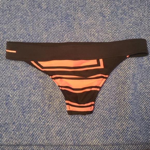 Bikini - Picture 2 of 4